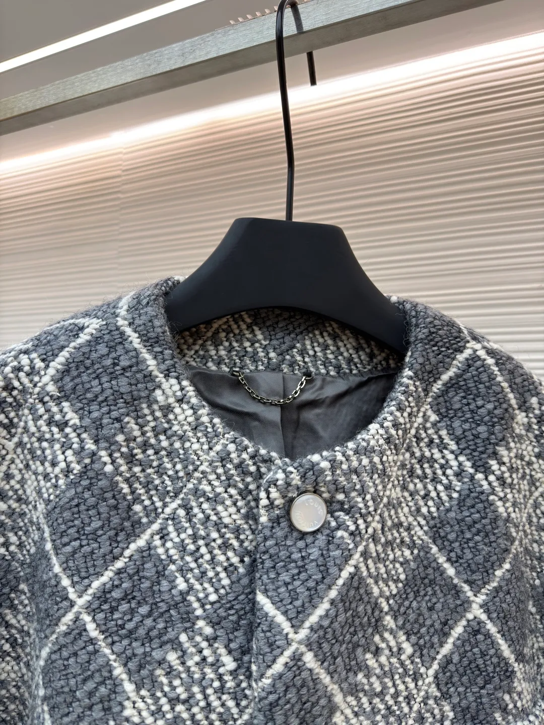 LOUIS VUITTON tweed tied gauze plaid jacket ●Original version: 45000 purchased and developed ●Item number: 1680921-G25 ●Fabric: tweed yarn-dyed fabric ●Technology: embroidery production ●Version: fitted version ●Weight: about 1560 grams ●Size: 44-46-48-50 ●Description: Made of [tweed-dyed fabric], customized [special warp head], using [32s double-ply cotton yarn], [Apricot black AB color sky and earth beam], [weft yarn 100% sheep wool] composition, ring spinning color spinning [8 male count], [12 male count] two specifications and two colors of wool yarn, using [triangular glossy nylon yarn], S-direction [twisted weft yarn to make special yarn], [high-speed rapier machine] yarn dyeing to produce finished cloth, front panel using [lattice center reduction flower], three pockets also It is [hand-cut with restored flowers], the small pockets are embroidered with [special woolen embroidery machine], [double-thread tatami diagonal embroidery method], matching [rayon twill satin lining], [I-shaped buckle + rivets] use [hanging antique silver] bottom bracket, the inside is [inlaid with polished high-gloss mother-of-pearl], the shell is made of [laser engraved letter pattern], and the back is equipped with [white gold hanging chain]. The overall wiring is straight and delicate, the fabric is comfortable and soft, and the color is consistent without color difference. It can be matched with the same style to create a fashionable look and control various occasions. Customized accessories, complete with three standards, same style for men and women!